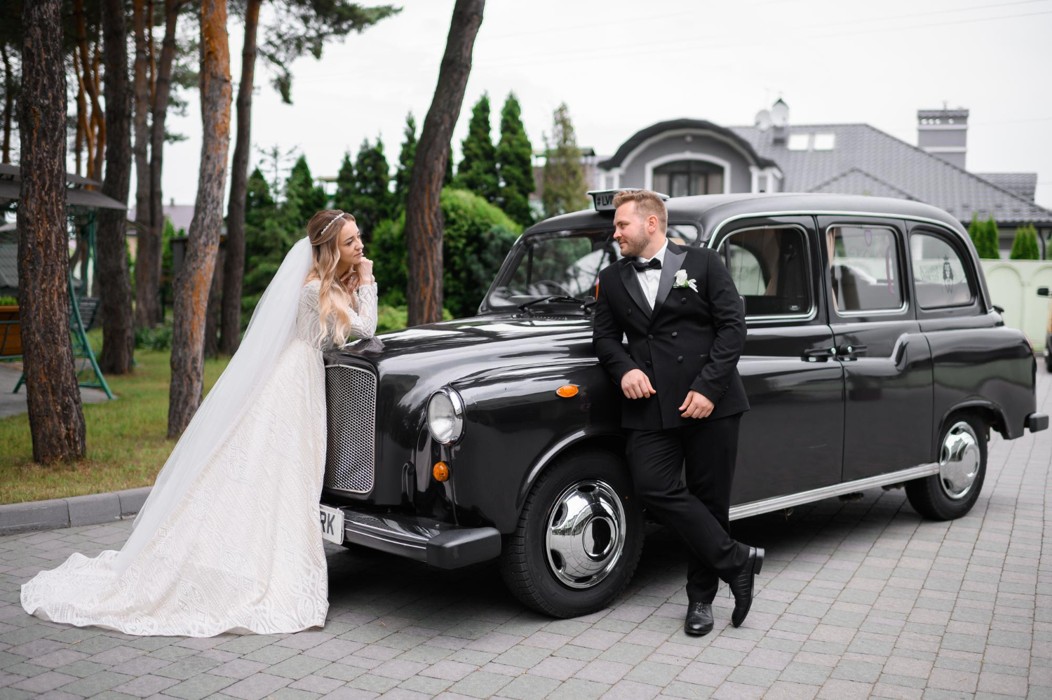 How to Choose the Perfect Limousine Service for Your Wedding Day